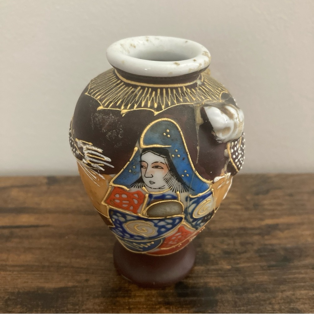 Small Hand Painted Japanese Moriage Dragon Ware Porcelain Vase 4” Tall